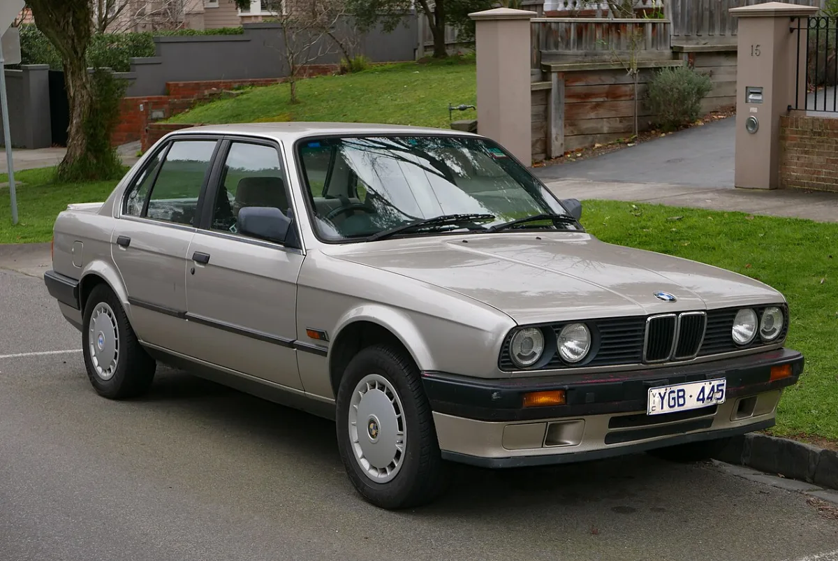 BMW 3 serija E30