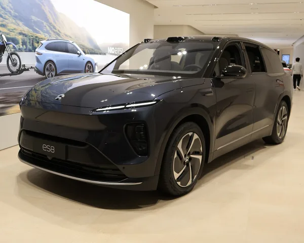 NIO EL8
